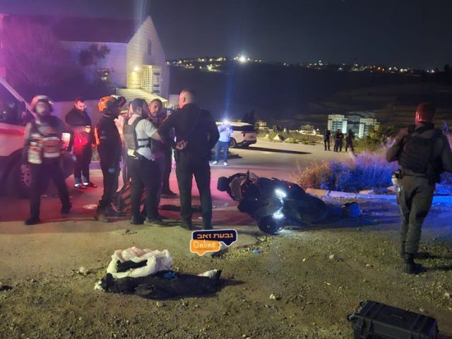  תיעוד האופנוע שננטש והבגדים של אחד הפצועים בסמוך מאוד לביתו של ראש המועצה | גבעת זאב אונליין