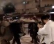 תיעוד מפתיע מהעיר העתיקה בירושלים: בחורי ישיבה "נכנסים מתחת לאלונקה"