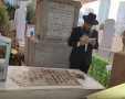 הרב אבוחצירא מצפת משתטח על קברו של פועל הישועות בת"א. המצלם