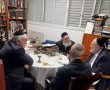 מפגש פסגה מפתיע: אריה דרעי, אבי אמסלם וראש העיר לסרי אצל רבי יקותיאל אבוחצירא