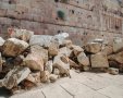מה דין אבני הכותל שנפלו | שאטרסטוק