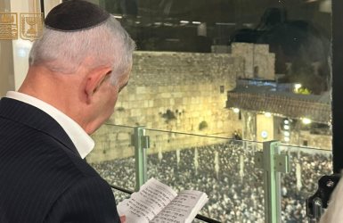 בנימין נתניהו צופה מן הגג המשוריין על הכותל | הקרן למורשת הכותל