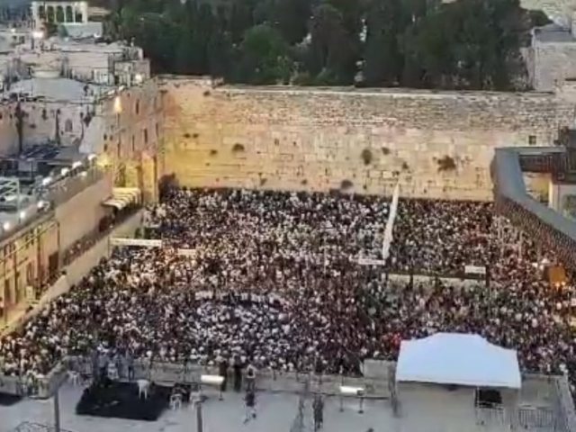 רגעי יציאת צום תשעה באב בכותל המערבי. פרסום לפי סעיף 27א לחוק זכויות יוצרים