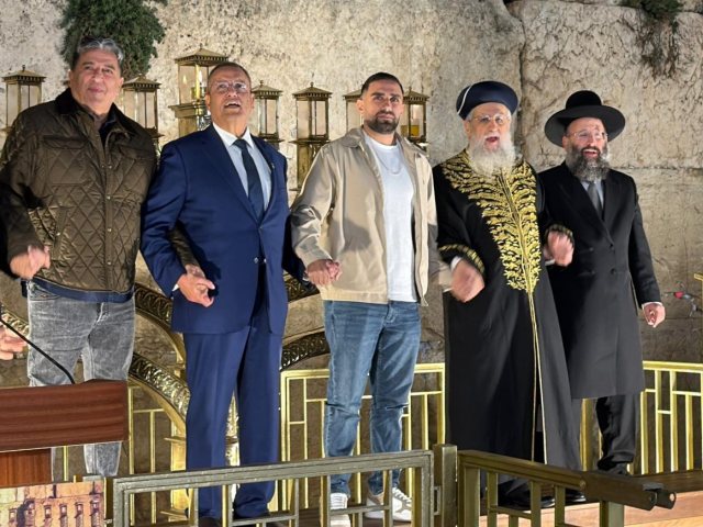הדלקת נר ראשון בכותל | צילום: הקרן למורשת הכותל