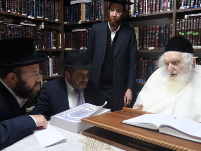 פוסק הדור הגרמ שטרנבוך בקריאתו. מכבי