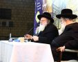 ראש הישיבה הגר"ש אלתר בהדלקה. לצידו אחיו הגרד"ח. אלחנן קוטלר
