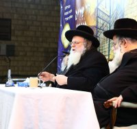 ראש הישיבה הגר"ש אלתר בהדלקה. לצידו אחיו הגרד"ח. אלחנן קוטלר