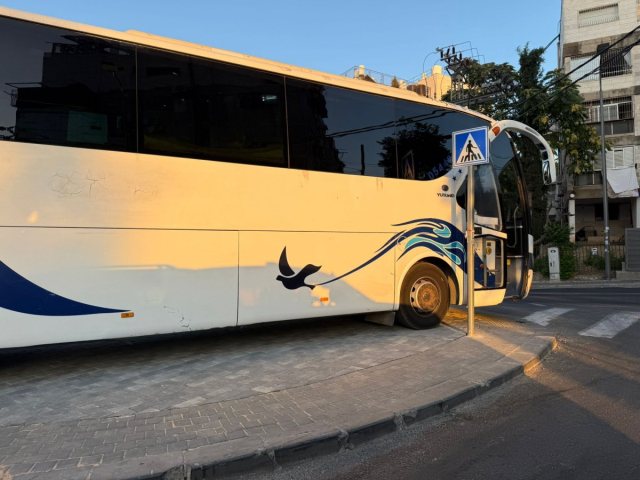 האוטובוס על הכיכר | מקור: המינהל הקהילתי רוממה