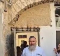 קובעים מזוזה במבנה שנגאל | ינון מגל ברשת X