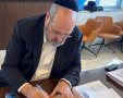 ראוכברגר חותם על טפסי האכלוס. עיריית ירושלים