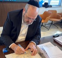 ראוכברגר חותם על טפסי האכלוס. עיריית ירושלים