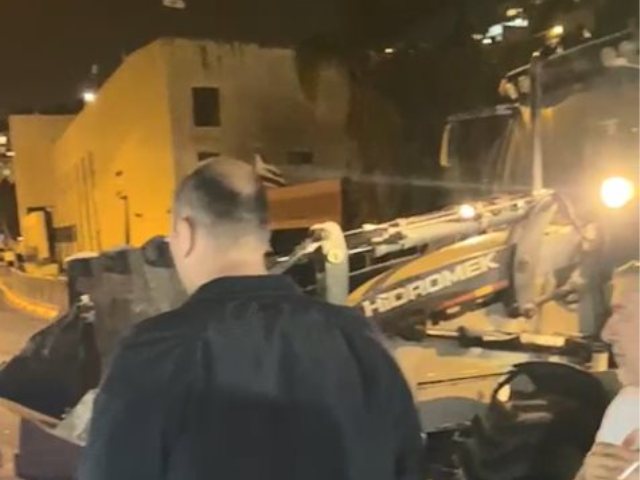 פקחי העירייה ליד בית הכנסת. פרסום לפי סעיף 27א לחוק זכויות יוצרים