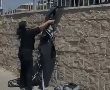 צפו: השופטת בדימוס מב"ש קרעה שלטי חטופים ונרצחים