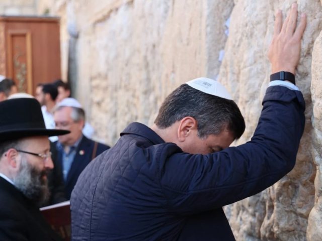נשיא פרגוואי בכותל המערבי. צילום: הקרן למורשת הכותל המערבי