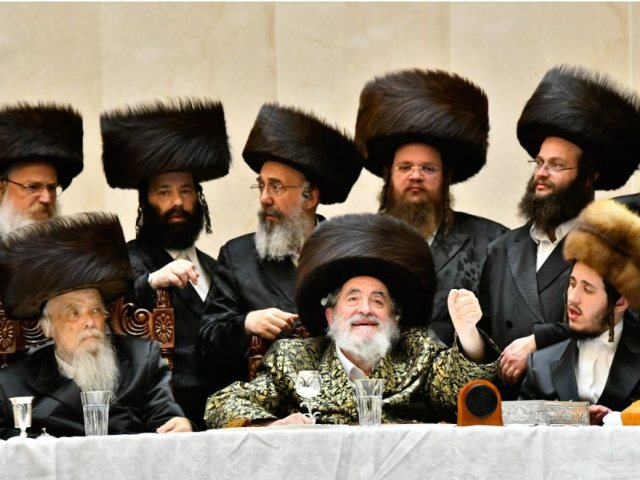 התמונה האחרונה לפני מס' שבועות באירוסי נכדו בחצר ויז'ניץ (משמאל לאדמו"ר שליט"א) | צילום: שוקי לרר