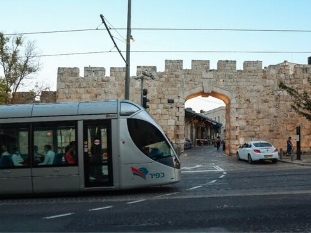 הרכבת הקלה ליד העיר העתיקה. צילום: כפיר הרכבת הקלה