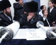 מעמד מרטיט לבבות: יתומי חסידות גור הכניסו ספר תורה לעילוי נשמת הוריהם