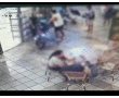 צפו בווידאו: הכה, בעט והשליך שולחן וכיסא: כך פעל הנאשם בתקיפת שליח בנס ציונה