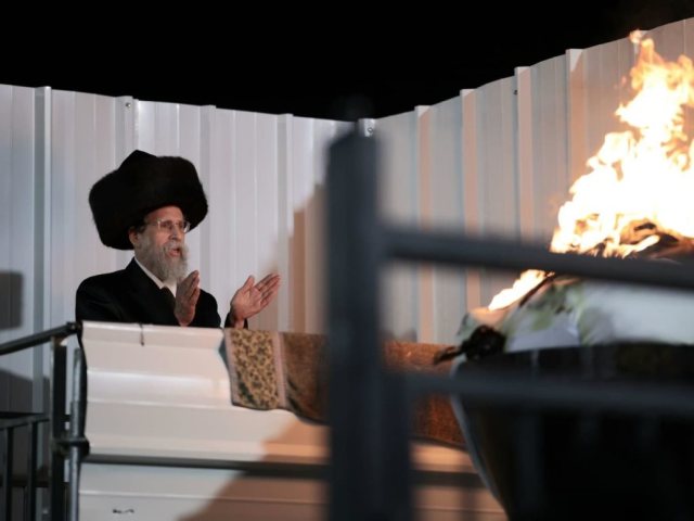האדמור מבויאן בהדלקה במירון הלילה. ארז עוזיר, בנדה הפקות