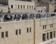 הסוכה "המעורערת" על גג המשטרה בכותל