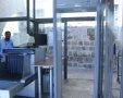המגנומטרים בכניסה לכותל | ארכיון הקרן למורשת הכותל