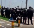 חבריו של בער ליפש ז"ל הגיעו למקום התאונה ושרו לזיכרו