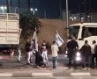 "חוסן לאומי.ת": האשה שחסמה בגופה משאיות לעזה קיבלה את "פרס הפרופסורים" 