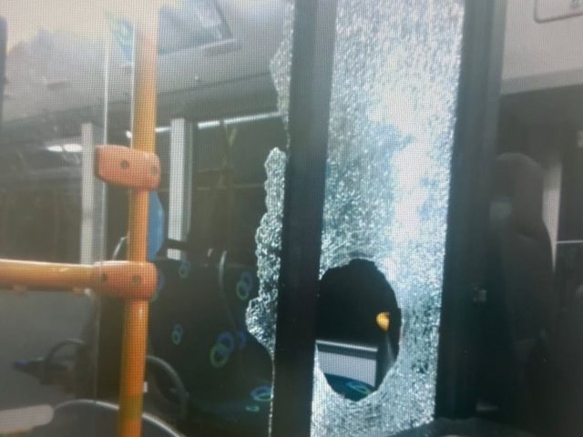 אוטובוס שניזוק מאלימות הנערים בנווה יעקב. צילום: דוברות המשטרה