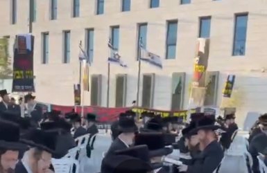 לימוד סוער מול משרד היועמשית. מתוך הסירטון של אבי מוסקוב