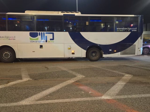 האוטובוס שנפגע בפיגוע הירי ליד מחסום המנהרות. צילום: קבוצת מדברים תקשורת