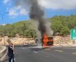 אוטובוס עולה באש בדרך לירושלים: הכביש נחסם לתנועה (וידאו)