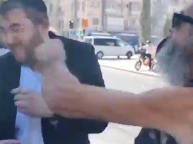 תקיפת המפגין ליד לשכת הגיוס. צילום: חזקי ברוך - ערוץ 7