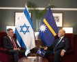 שר החוץ גדעון סער עם שגריר נאורו, צילום: דוברות שר החוץ - רשת X
