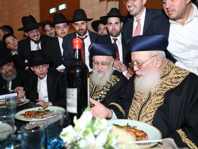 הרב עמאר והרב יצחק יוסף בנישואי נכדתם. צילום: דוד ארזני
