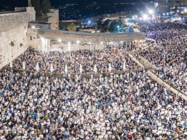 סליחות בכותל | הקרן למורשת הכותל
