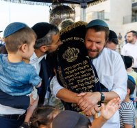 השמחה בעיצומה 