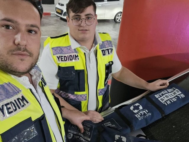 המתנדבים לאחר חילוץ התינוקת מהרכב. צילום: ארגון ידידים