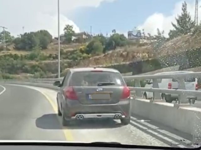 תמונה מרגע מעצר הרכב בו נהג אמש הנאשם- קרדיט צילום: דוברות המשטרה.