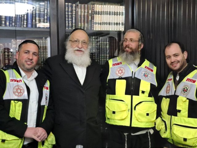 הרב גרובייס עם מציליו | צוות הצלה