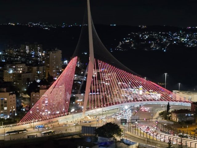 הגשר בכתום | צילום: ארנון בוסאני