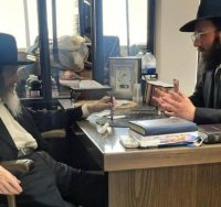 הגר"א פוגל אצל המשגיח רבי דן סגל | מקור: משה וייסברג