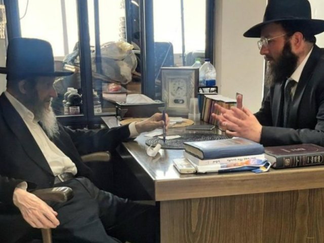 הגר"א פוגל אצל המשגיח רבי דן סגל | מקור: משה וייסברג