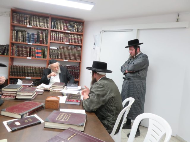 הרב שמעון שישא אצל הגרמ"ה הירש | מקור: משה וייסברג