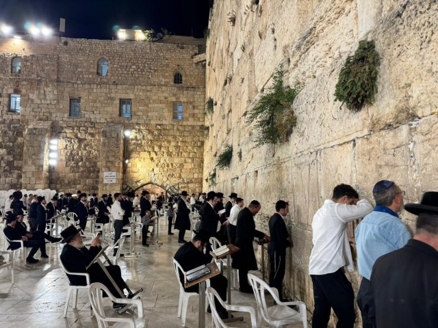 מאות מתפללים מגיעים לכותל | הקרן למורשת הכותל