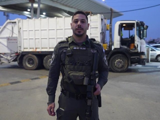 משאית הזבל בה נתפסו המסתננים | דוברות המשטרה