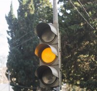 אור צהוב מהבהב | אילוסטרציה shutterstock