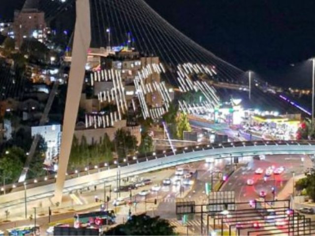 גשר המיתרים מואר עם המספר 365. צילום: ארנון בוסאני