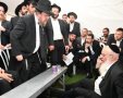 הגרמ"ה הירש מנחם טלפונית את הרב פייבלזון (עומד: בנו של הרב הירש) | שימוש לפי סעיף 27א