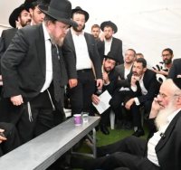 הגרמ"ה הירש מנחם טלפונית את הרב פייבלזון (עומד: בנו של הרב הירש) | שימוש לפי סעיף 27א