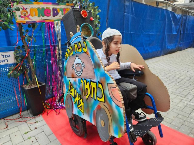 שמחת פורים באהל שרה. אהל שרה